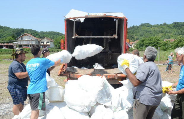 Из језера изнели 900 џакова отпада